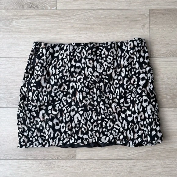 H&M Black and White Animal Print Mini Skirt - Picture 2 of 6